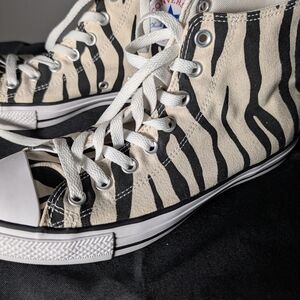 Converse All Star High Tops Womens 7 or Mens 9 Zebra Stripes